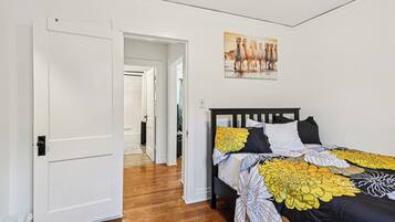 3 bedrooms, iron/ironing board, WiFi, bed sheets