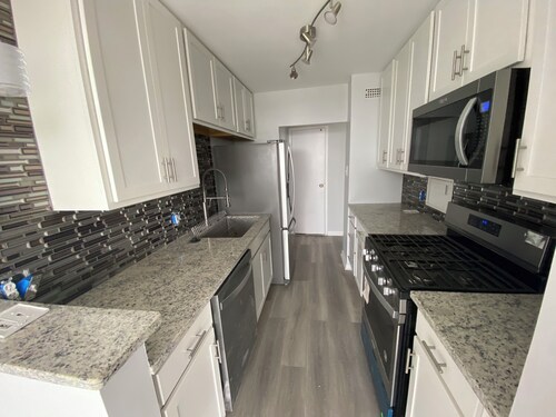 3-bedroom condo in charming Alexandria with fitness room, AC. Live it up