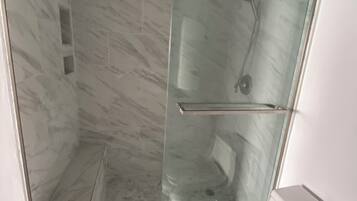 Secadora de cabello, toallas, jabón, papel de baño