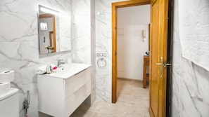 Departamento, 2 habitaciones, balcón, vista a la alberca | Baño