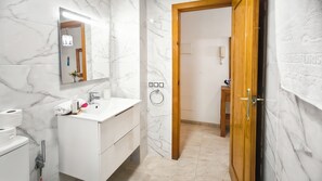 Apartment, 2 Bedrooms, Balcony, Pool View | Bathroom
