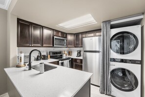 冰箱、微波炉、烤箱、炉灶