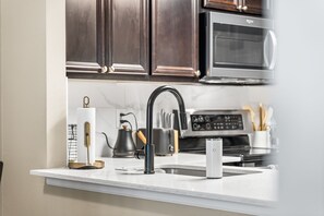 Geladeira, micro-ondas, fogão, cooktop