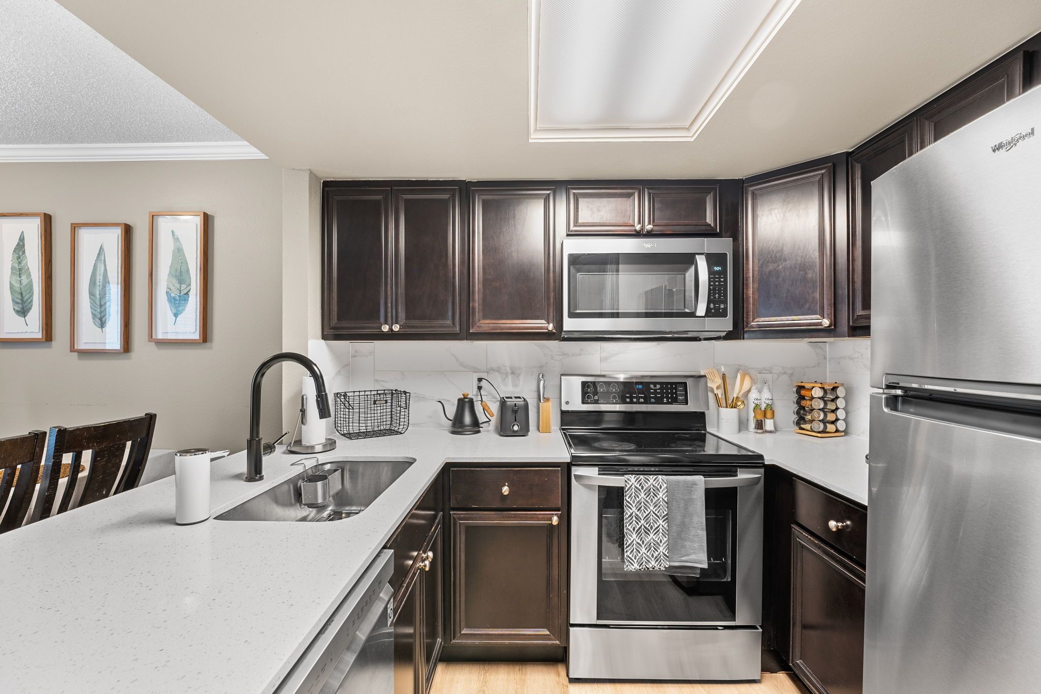 Refrigerador, microondas, horno y parrilla de estufa 