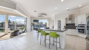 Refrigerador, parrilla de estufa, cafetera y tetera y tostadora 