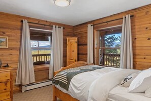 Room - Queen Room #1@True North Adventure Lodge (Clark)