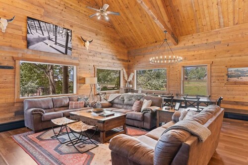 Queen Room #1@True North Adventure Lodge. Inlcudes accesss to the great room with fireplace, full kitchen and hot tub on the balcony.