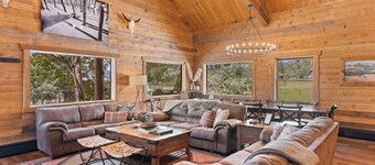 Queen Room #1@True North Adventure Lodge. Inlcudes accesss to the great room with fireplace, full kitchen and hot tub on the balcony.