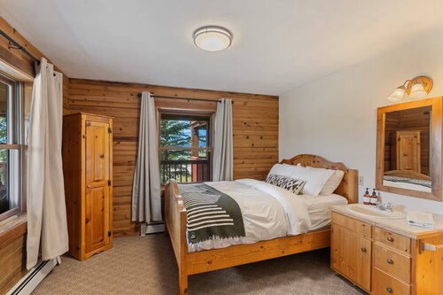 Comfortable private queen room in the True North Adventure Lodge. Includes a queen bed, private ensuite bathroom, and access to shared amenities like the kitchen, great room, and hot tub. Great for couples or solo travelers.