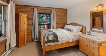 Queen Room #1@True North Adventure Lodge