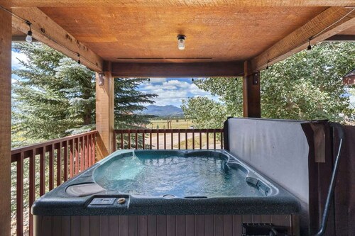 Queen Room #1@True North Adventure Lodge