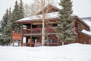 Exterior - Queen Room #1@True North Adventure Lodge (Clark)