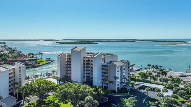 Un hôtel de grande hauteur, avec de nombreux étages, une marina et une vue sur l’océan.