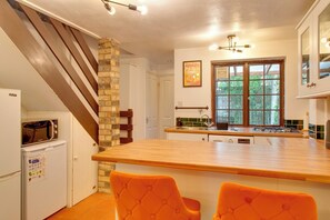 Fridge, microwave, oven, coffee/tea maker - Stylish Victorian Terrace in Central Cambridge | Pass the Keys (Cambridge)