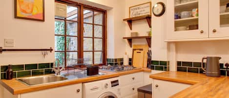 Réfrigérateur, micro-ondes, four, cafetière/bouilloire