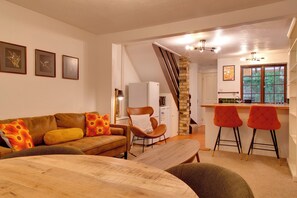 TV - Stylish Victorian Terrace in Central Cambridge | Pass the Keys (Cambridge)