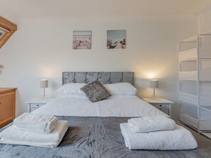 5 bedrooms, iron/ironing board, free WiFi, bed sheets