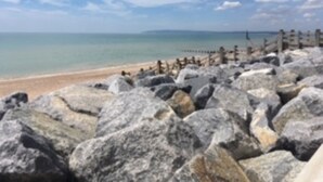 A rocky beach with a wooden fence and a clear view of the sea. - Mistral Coastal Cabin - Dungeness, sleeps 2/3 - Pass the Keys (Folkestone)