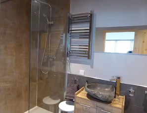 Douche, sĂšche-cheveux, serviettes fournies