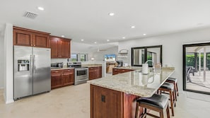 Kjøleskap, kokeplater, kaffetrakter/tekoker og brødrister