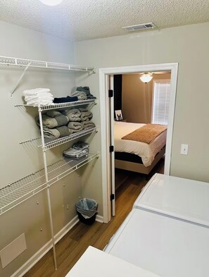 3 عدّة غرف نوم ومكواة/لوح كي وخدمة الإنترنت وملاءات أسرّة