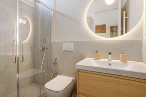 Shower, hair dryer, towels - Penthouse Parco Sempione – Milan with Wi-Fi and Air Conditioning (Milano)