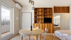 Ein modernes Schlafzimmer mit einem hölzernen Bett, einem Fernseher und einem eingebauten Kleiderschrank.