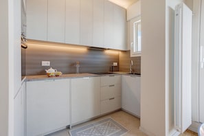 Fridge, microwave, oven, stovetop - Penthouse Parco Sempione – Milan with Wi-Fi and Air Conditioning (Milano)