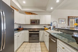 Jääkaappi, mikroaaltouuni, uuni, liesi