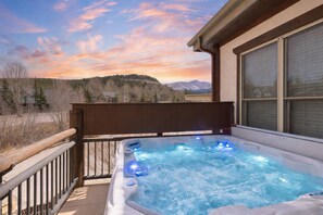 Outdoor spa tub - Private 6P Hot Tub -Walk to Lifts/Town  -Private Garage -Mountain Views (Breckenridge)