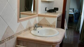 Douche, sĂšche-cheveux, bidet, serviettes fournies