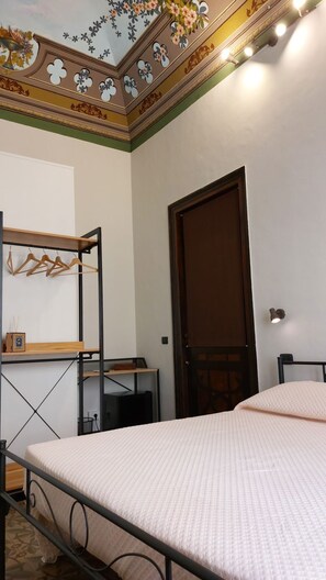 6 bedrooms, WiFi, bed sheets