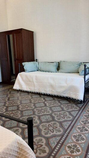 6 عدّة غرف نوم وواي فاي وملاءات أسرّة