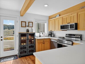 Kylskåp, mikrovågsugn, ugn och spishäll