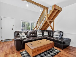 Smart-tv, bordsfotboll, ett bordtennisbord och böcker