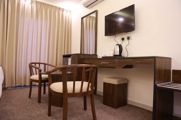 Regadera, secadora de cabello, jabón, shampoo