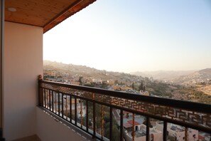 Deluxe driepersoonskamer, uitzicht op bergen | Uitzicht vanaf balkon