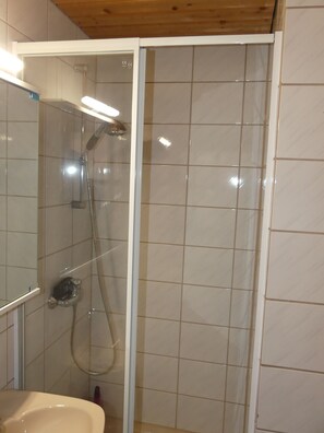 Een douche, een haardroger, handdoeken, zeep