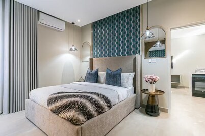Suite Nnyana | Pool | 55" TV Netflix | 5 mins Mall