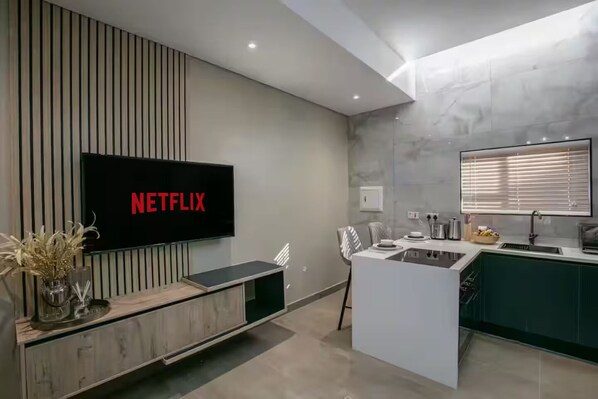 Private kitchen - Suite Nnyana | Pool | 55" TV Netflix | 5 mins Mall (Gaborone)