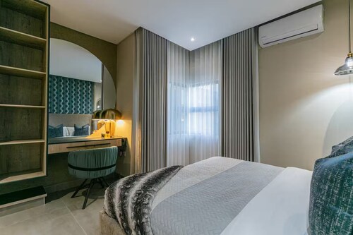 Suite Nnyana | Pool | 55" TV Netflix | 5 mins Mall