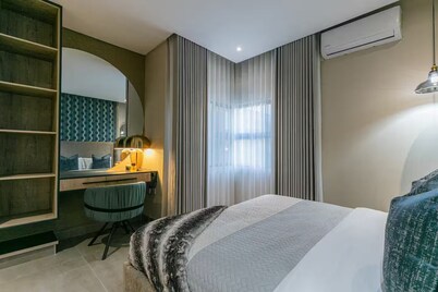 Suite Nnyana | Pool | 55" TV Netflix | 5 mins Mall