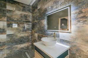 淋浴设施、吹风机、毛巾、肥皂