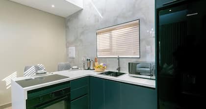 Suite Nnyana | Pool | 55" TV Netflix | 5 mins Mall