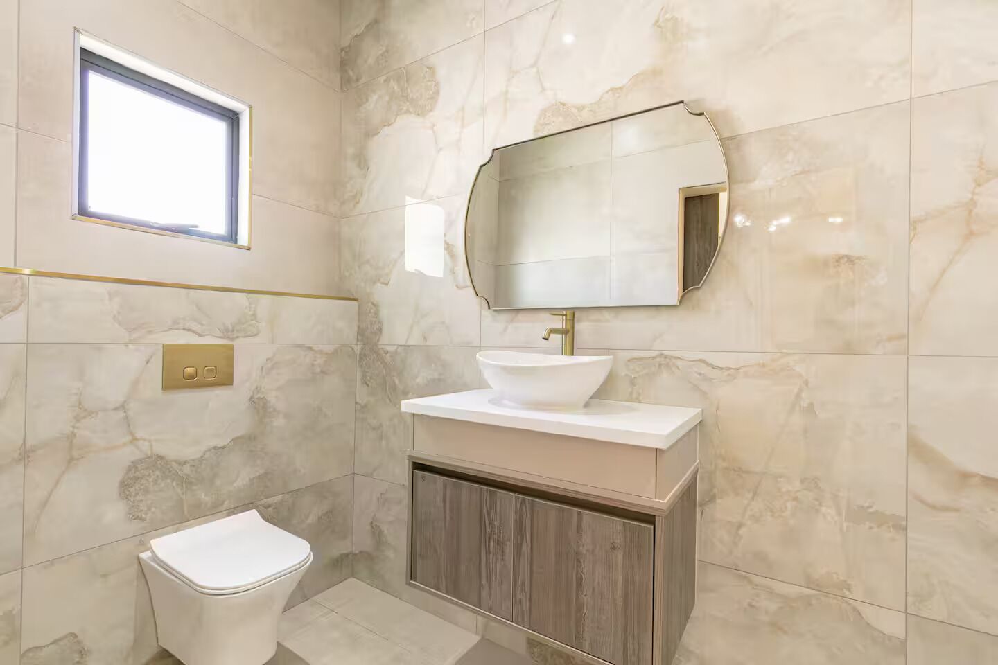 Regadera, secadora de cabello, toallas, jabón 