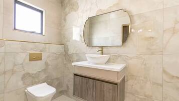 Douche, sĂšche-cheveux, serviettes fournies, savon