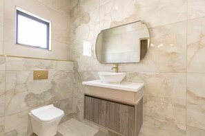 Douche, sèche-cheveux, serviettes fournies, savon