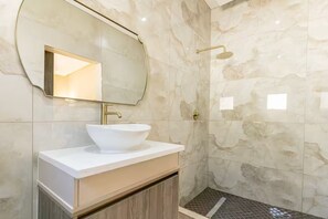 Dusj, hårføner, håndklær og såpe