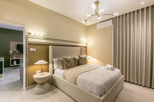 Haus Nkeke | Pool | 55" TV Netflix | 5 Min Mall