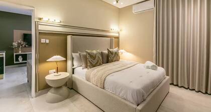 Haus Nkeke | Pool | 55" TV Netflix | 5 Min Mall